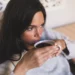 Mulher bebendo café com expressão pensativa, refletindo sobre os efeitos de beber café de estômago vazio.