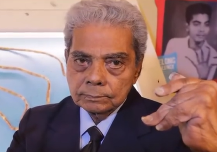 Guinness Book: O homem que ficou mais de 60 anos sem cortar as unhas (Imagens fortes) 1 Shridhar Chillal exibindo suas unhas extremamente longas da mão esquerda ao lado de foto sua quando jovem