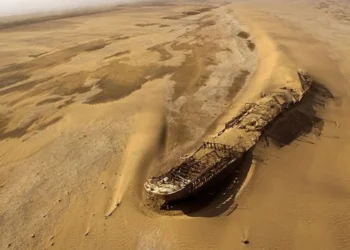 O mistério do navio fantasma que apareceu no meio do deserto; cientistas tentam explicar o fenômeno 7 Navio fantasma no deserto da Namíbia, mistério de naufrágio descoberto no território proibido.