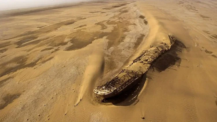 O mistério do navio fantasma que apareceu no meio do deserto; cientistas tentam explicar o fenômeno 1 Navio fantasma no deserto da Namíbia, mistério de naufrágio descoberto no território proibido.