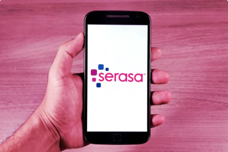 Alerta no CPF: Por que milhares de brasileiros estão recebendo esta notificação do Serasa e o que fazer 1 Tela de celular exibindo o logo do Serasa, relacionado a alerta no CPF