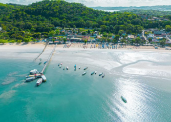 Praia de São Tomé de Paripe, em Salvador, Bahia, com barcos ancorados