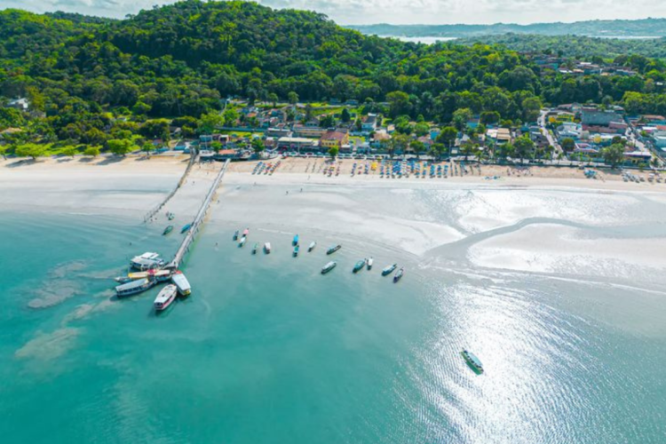 Caribe baiano: essa praia deslumbrante é pouco conhecida pelos turistas 1 Praia de São Tomé de Paripe, em Salvador, Bahia, com barcos ancorados