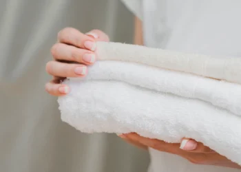 O segredo para deixar a toalha de banho macia como a de hotel usando apenas um ingrediente da cozinha 6 Toalha de banho macia e absorvente, como as de hotel, usando um ingrediente simples da cozinha.