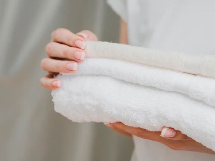 O segredo para deixar a toalha de banho macia como a de hotel usando apenas um ingrediente da cozinha 1 Toalha de banho macia e absorvente, como as de hotel, usando um ingrediente simples da cozinha.