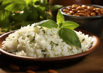 Prato de arroz branco soltinho decorado com folhas de manjericão fresco