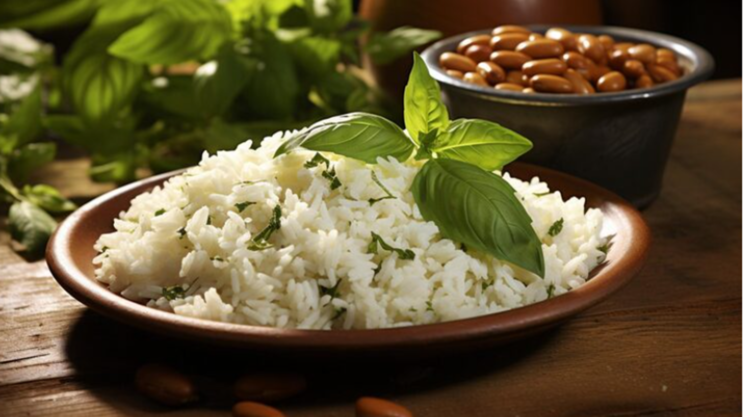 Prato de arroz branco soltinho decorado com folhas de manjericão fresco