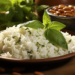 Prato de arroz branco soltinho decorado com folhas de manjericão fresco