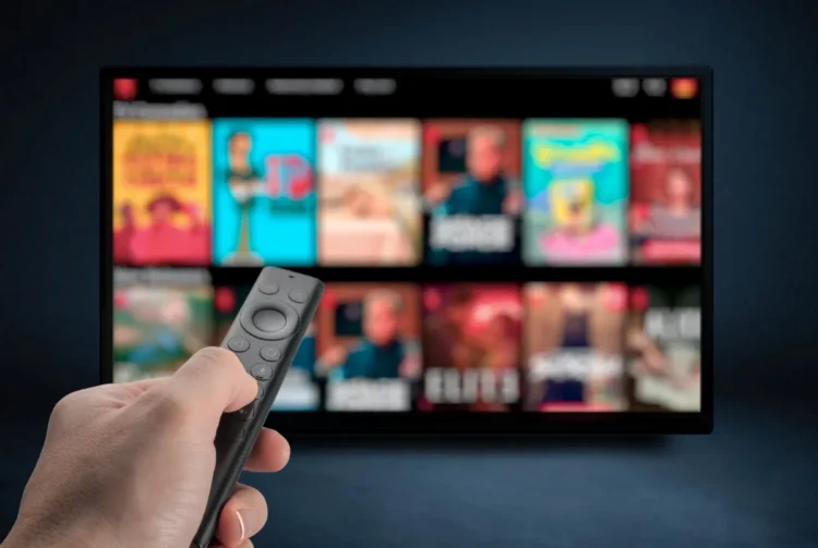 Netflix, Max ou Prime? Saiba qual streaming realmente vale o seu dinheiro hoje 1 Tela de TV exibindo várias opções de filmes e séries de streaming, com controle remoto em mãos, simbolizando a comparação entre os serviços de Netflix, Max e Prime.