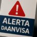 Placa exibe triângulo vermelho com ponto de exclamação e mensagem "Alerta da Anvisa"