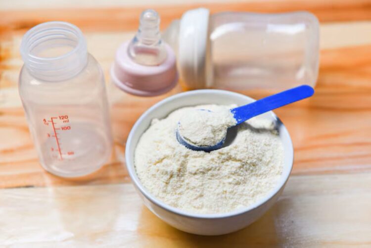 Atenção, pais: Anvisa suspendeu fórmula infantil da Nestlé por excesso de selênio e iodo; saiba mais 1 Fórmula infantil em pó ao lado de mamadeiras ilustrando recall determinado pela Anvisa.
