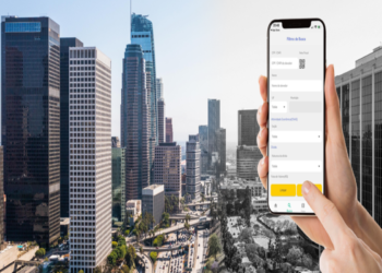 Aplicativo Dívida Aberta exibido em smartphone com filtros de pesquisa de débitos enquanto aparece um centro urbano ao fundo.