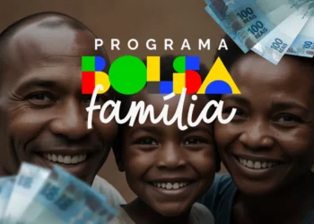 Mulher e criança analisam calendário e documentos do Bolsa Família na mesa
