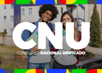 Dois jovens sorridentes segurando cadernos e mochila em ambiente externo de faculdade.