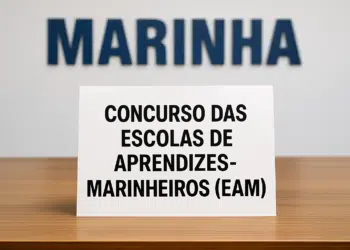 Placa sobre mesa com os dizeres: Concurso das Escolas de Aprendizes-Marinheiros (EAM).