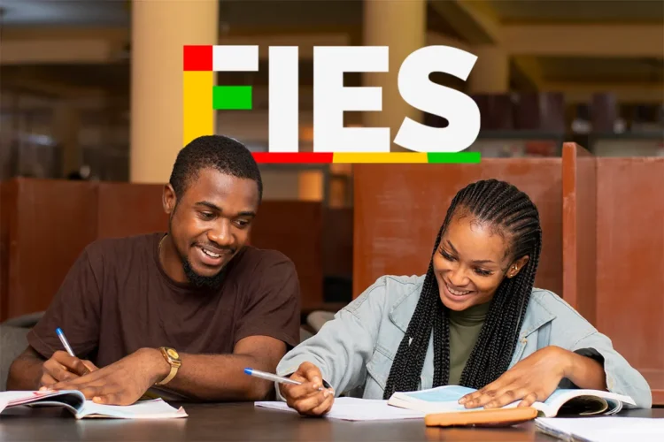 Fies 2026: saiba quando sai o resultado da lista de espera e como participar 1 Dois estudantes escrevem e sorriem em ambiente de estudos, com livros e logo do FIES ao fundo.