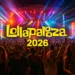 Público animado em festival Lollapalooza 2026 à noite com efeitos de luz coloridos.
