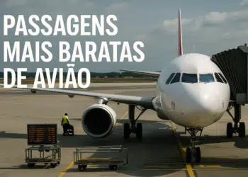 Avião estacionado no aeroporto com texto 'Passagens mais baratas de avião'