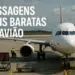 Avião estacionado no aeroporto com texto 'Passagens mais baratas de avião'