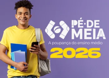 Estudante sorrindo com cadernos e celular ao lado do logo Pé-de-Meia 2026.