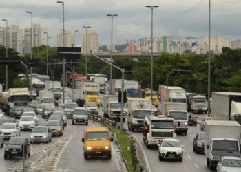 Trânsito intenso em São Paulo, com veículos congestionados nas vias da cidade durante a operação do rodízio de veículos.