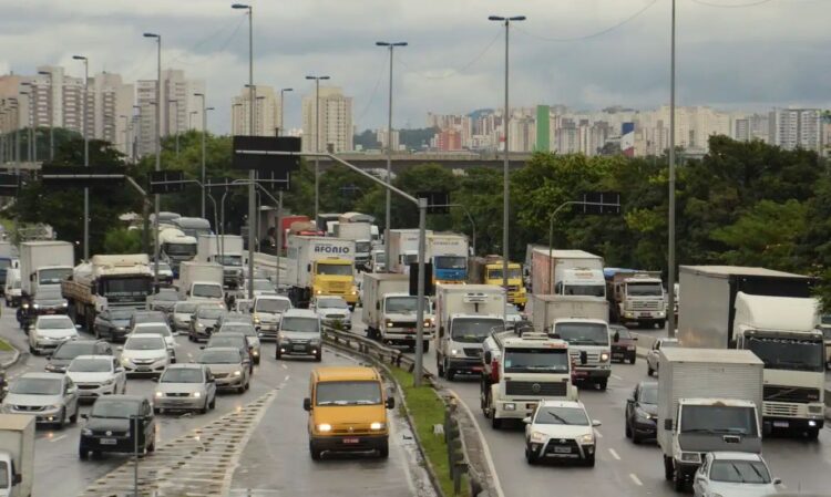Rodízio de veículos volta a valer em São Paulo a partir desta quinta (19) 1 Trânsito intenso em São Paulo, com veículos congestionados nas vias da cidade durante a operação do rodízio de veículos.