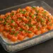 Sushi de preguiçoso: a receita perfeita para quem quer comida japonesa de um jeito fácil 12 Poke de salmão com arroz em travessa de vidro