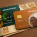 Cartões de alimentação e refeição sobre notas de cinquenta reais