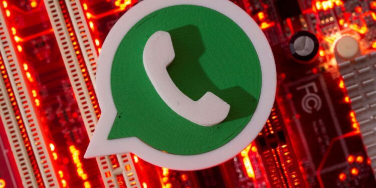 O código "invisível" do WhatsApp que permite ler mensagens sem que o remetente saiba (não é o visto por último) 1 Ícone 3D do WhatsApp em verde e branco posicionado sobre uma placa de circuito eletrônico iluminada por luzes vermelhas intensas.