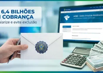 Mão segura envelope com selo oficial ao lado de calculadora e boletos da Receita Federal.