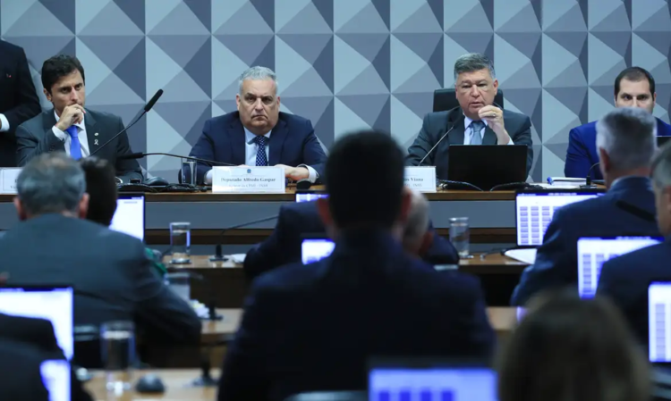 CPMI do INSS confirma nova data para depoimento de Daniel Vorcaro sobre Banco Master 1 Parlamentares reunidos em sessão da CPMI do INSS no Congresso Nacional com deputado Alfredo Gaspar na mesa diretora