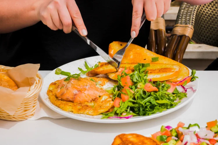 Alimentação saudável no Carnaval 2026: Veja o que comer para curtir a folia com saúde e energia 1 Prato de alimentação saudável com salmão grelhado, salada fresca e acompanhamento leve para manter energia no Carnaval.
