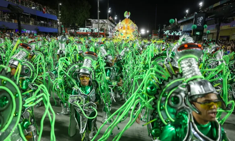 Apuração hoje: campeã do Carnaval carioca 2026 será conhecida nesta quarta 1 Integrantes desfilam com fantasias verdes e prateadas repletas de tubos luminosos na avenida