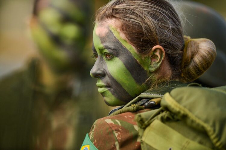 Atenção, mulheres! Seleção para serviço militar termina nesta sexta, 20 1 Militar brasileira com pintura camuflada no rosto durante atividade de instrução, representando a seleção feminina para o serviço militar.