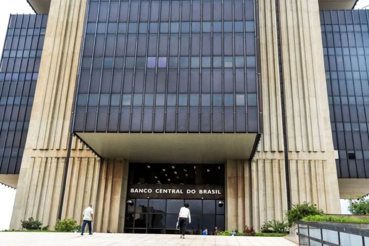 Banco Central anuncia um milhão de bloqueios para abertura de contas via novo serviço 1 Fachada do Banco Central do Brasil, destacando seu estilo arquitetônico moderno e imponente, representando o novo bloqueio de contas realizado pelo banco por meio de seu novo serviço.