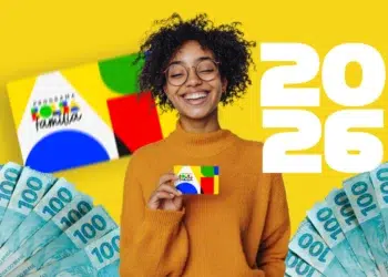 Beneficiária segura cartão do Bolsa Família em 2026 durante pagamentos de fevereiro em 2026