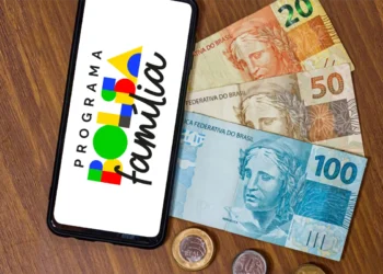 Aplicativo do Bolsa Família e dinheiro mostrando calendário de pagamentos de fevereiro 2026 sem liberação na segunda