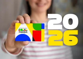 Mulher mostrando cartaõ do Bolsa família. O calendário de repasses do Bolsa Família para março de 2026 segue final do NIS dos beneficiários