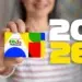 Mulher mostrando cartaõ do Bolsa família. O calendário de repasses do Bolsa Família para março de 2026 segue final do NIS dos beneficiários