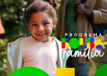 Menina negra sorridente em primeiro plano, vestindo casaco claro, com o logotipo colorido do Programa Bolsa Família sobreposto à direita. Ao fundo, uma figura adulta desfocada em um ambiente externo ensolarado. A imagem transmite o impacto social do benefício na infância.
