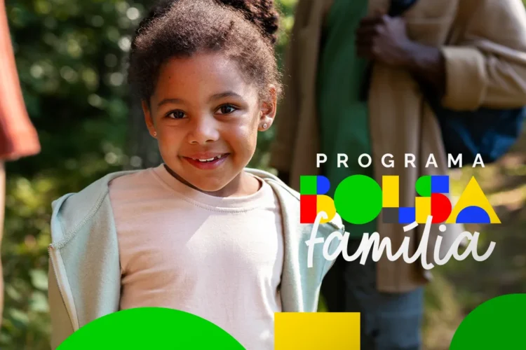 Quem recebe o Bolsa Família de fevereiro neste fim de semana? 1 Menina negra sorridente em primeiro plano, vestindo casaco claro, com o logotipo colorido do Programa Bolsa Família sobreposto à direita. Ao fundo, uma figura adulta desfocada em um ambiente externo ensolarado. A imagem transmite o impacto social do benefício na infância.