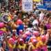 Bloco de foliões se divertindo no Carnaval do Rio de Janeiro 2026 com fantasias coloridas e alegres.