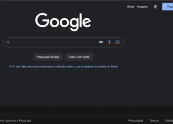 Tela do Google com barra de pesquisa centralizada e mensagem sobre fake news em destaque