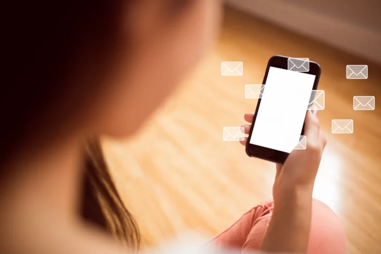 Pessoas que checam o celular sem notificação: O que esse hábito revela 1 Pessoa olhando para o celular com várias notificações, simbolizando a tendência de verificar o aparelho frequentemente.