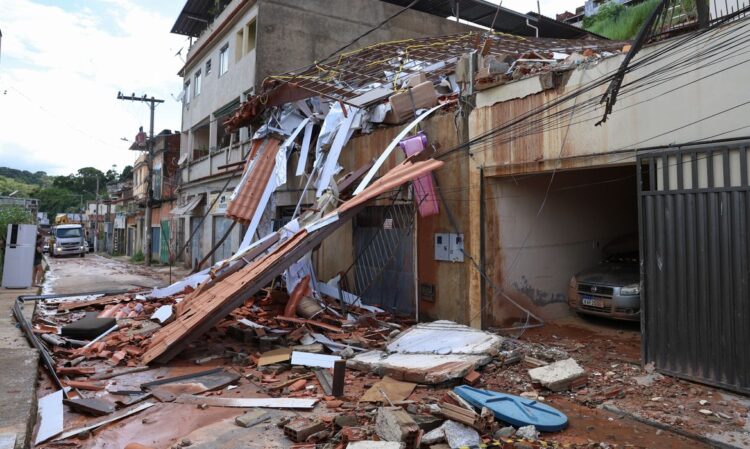 FGTS liberado para quem foi afetado pelas chuvas em cidades de Minas Gerais 1 Estrutura de casa desabada e escombros ocupando calçada após enchente em Minas Gerais