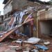 FGTS liberado para quem foi afetado pelas chuvas em cidades de Minas Gerais 13 Estrutura de casa desabada e escombros ocupando calçada após enchente em Minas Gerais