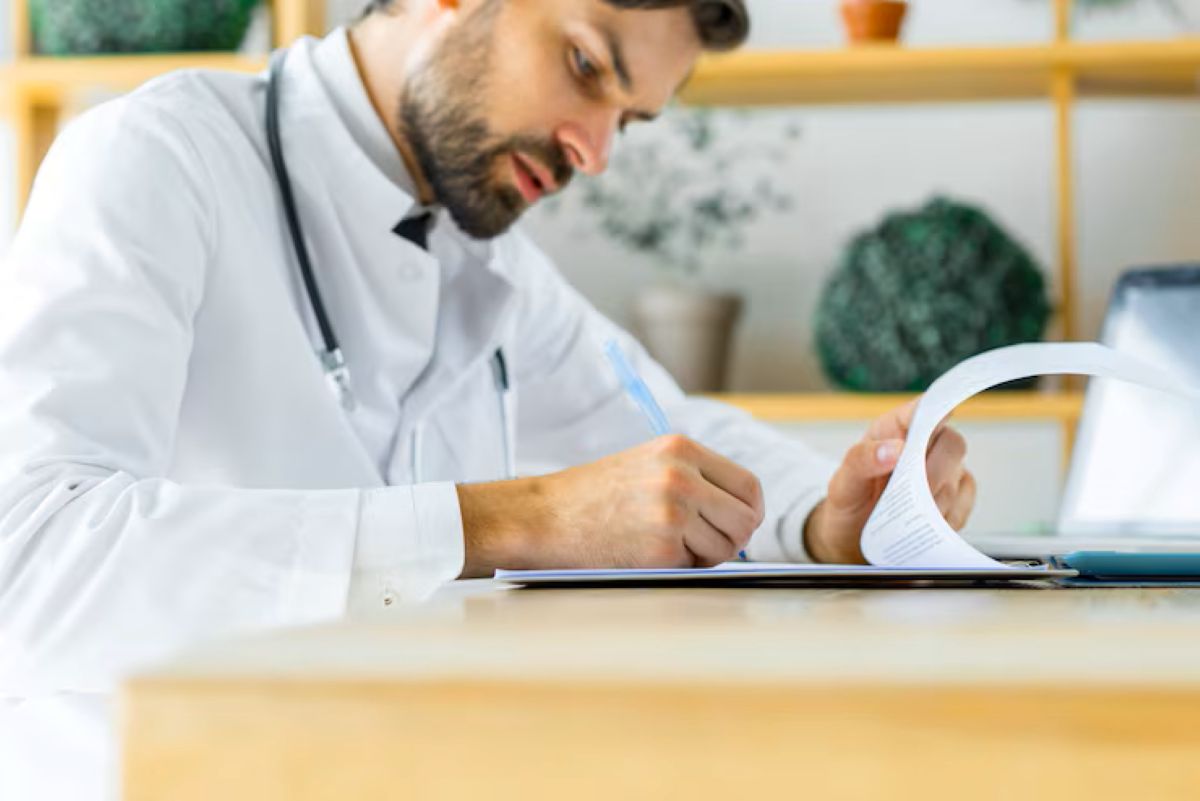 "OAB dos médicos": Senado aprova prova que vai testar profissionais da saúde 2 Estudante de medicina em ambiente de estudo, ilustrando a preparação para a prova de proficiência conhecida como OAB dos médicos.