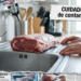Grande peça de carne crua sendo descongelada sobre pia de cozinha com mãos próximas