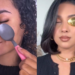 Montagem comparativa: à esquerda, uma mulher de pele morena aplica colheres de metal prateadas sob os olhos; à direita, uma mulher de pele mais clara aplica uma colher dourada sobre uma das pálpebras, ambas com os olhos fechados.