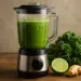 O suco de 3 ingredientes que "limpa" o organismo e ajuda a desinchar 12 Liquidificador com suco verde, limão, gengibre e couve